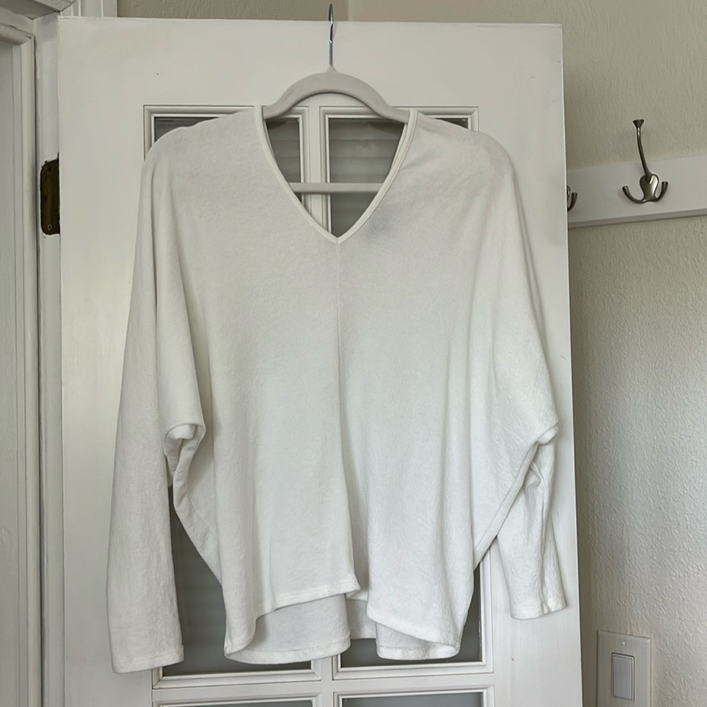 Lulu’s white v neck sweater